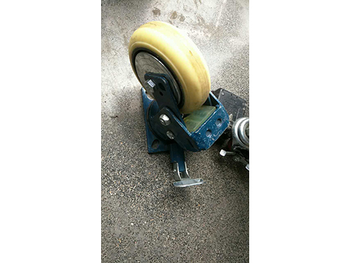 6寸重型(xíng)減震腳(jiǎo)踏式定(dìng)向鎖輪(lun)